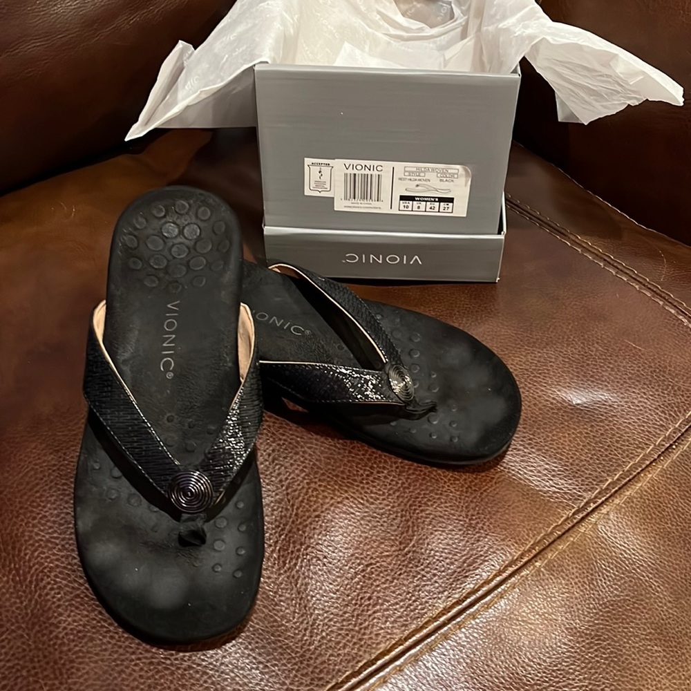 Vionic Woven Thing Sandals with Metallic Detail. Color Black. EUC